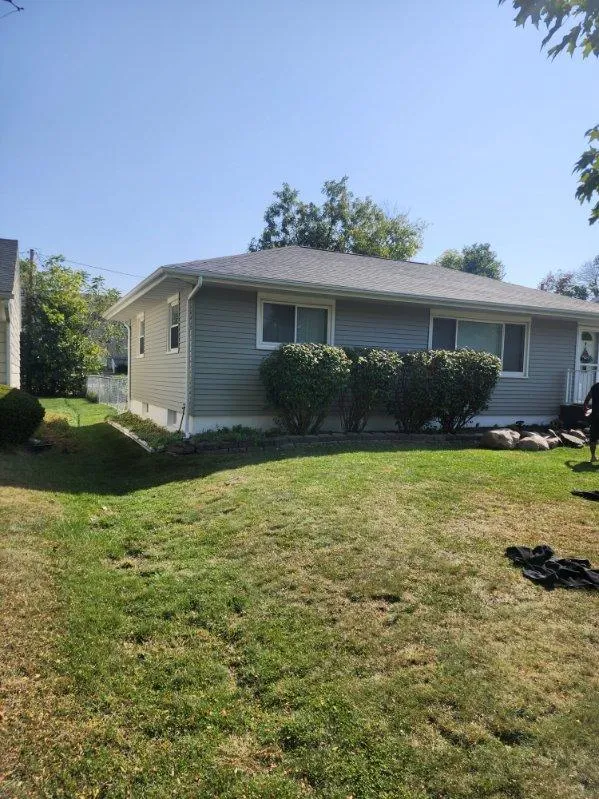 Residential home in Cedar Rapids, IA with newly installed Owens Corning TruDef Duration shingles in Williamsburg Grey.